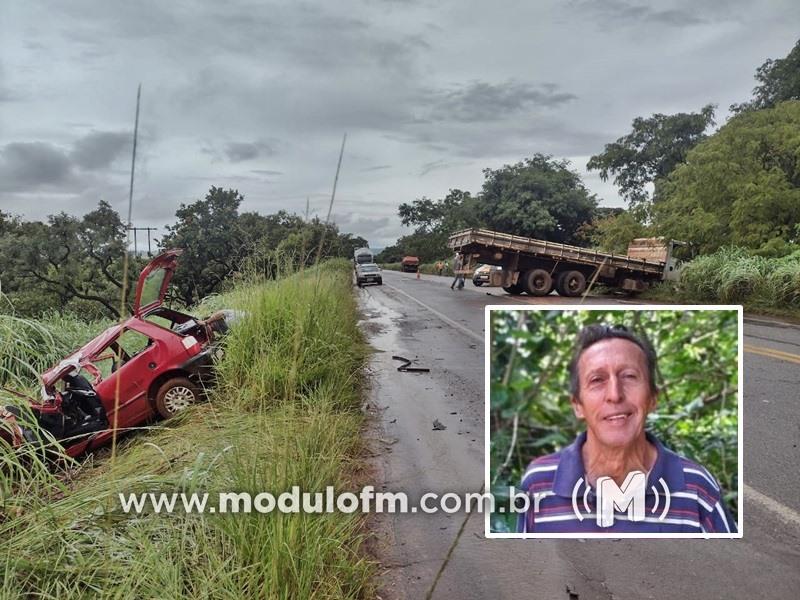 Idoso morre ao ter carro atingido por caminhão em...