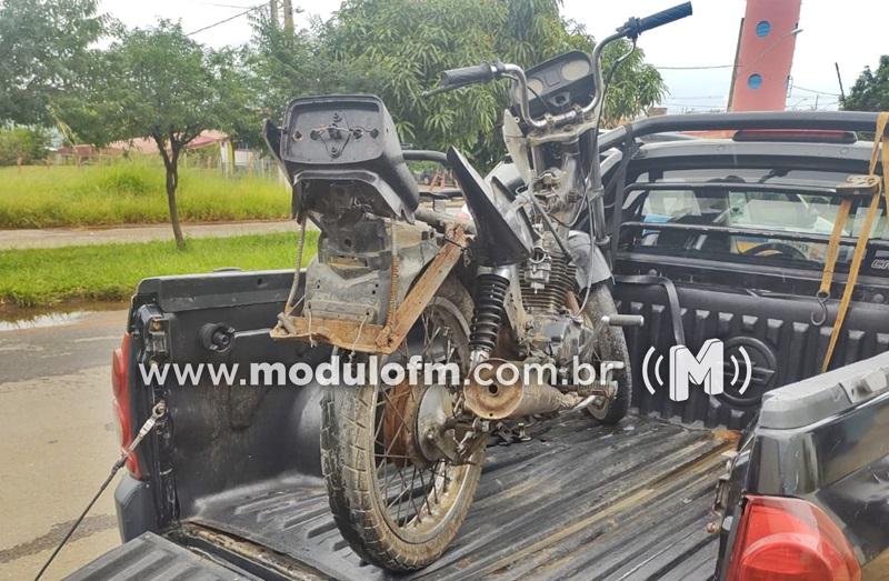 Menor é flagrado transportando moto sem placa e com...