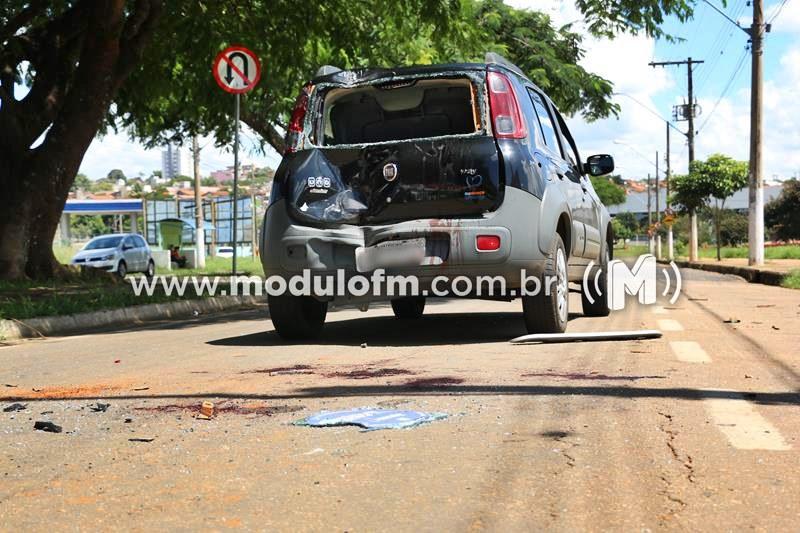 Motociclista inabilitado fica gravemente ferido após colidir em veículo...