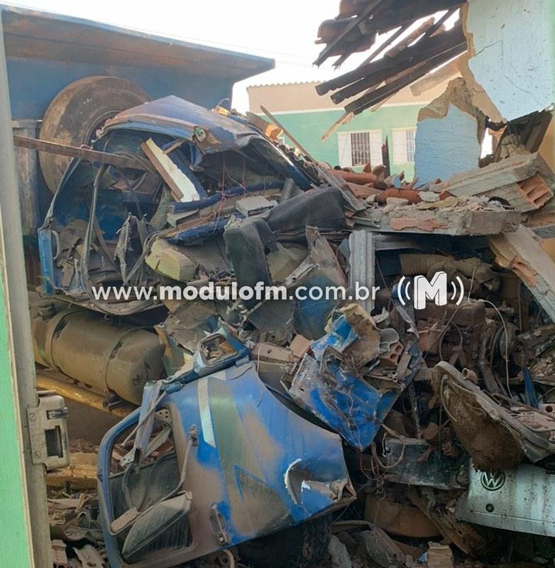 Imagem 1 do post Motorista de caminhão morre após perder o controle e atingir casa