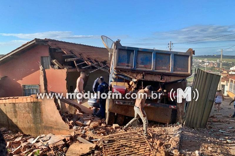Motorista de caminhão morre após perder o controle e...