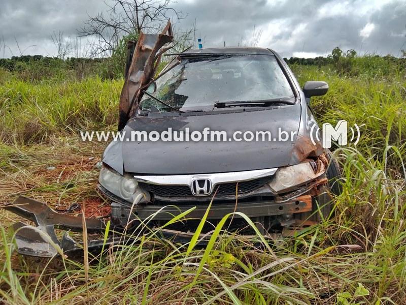 Imagem 2 do post Motorista perde controle de direção e capota veículo na MGC-462