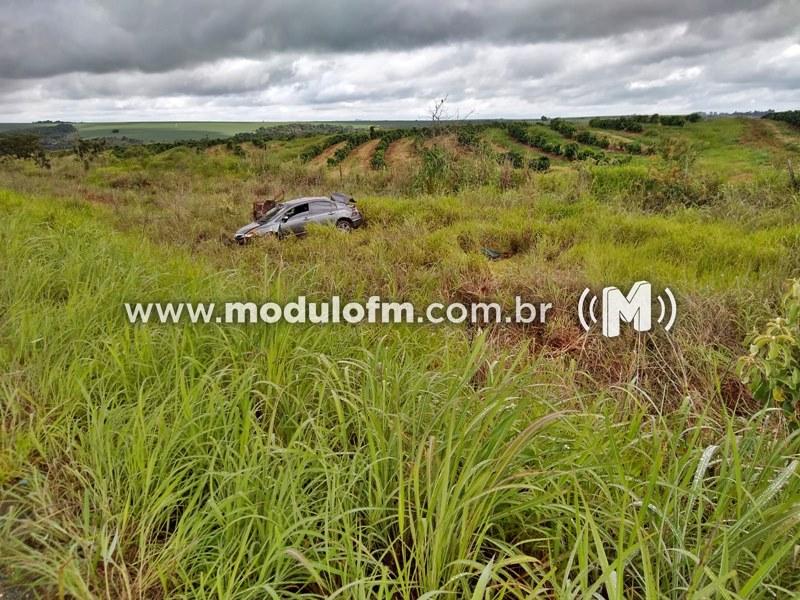 Imagem 1 do post Motorista perde controle de direção e capota veículo na MGC-462