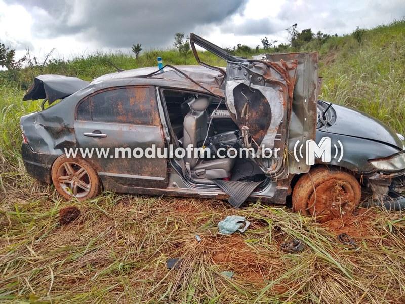 Motorista perde controle de direção e capota veículo na...