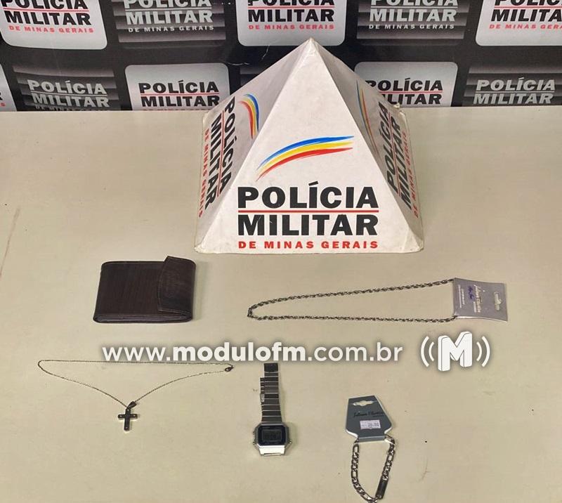 PM age rápido, prende suspeito de furtar loja e...