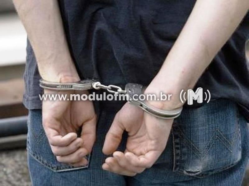 Quatro adolescentes são apreendidos por danificar placa de sinalização...
