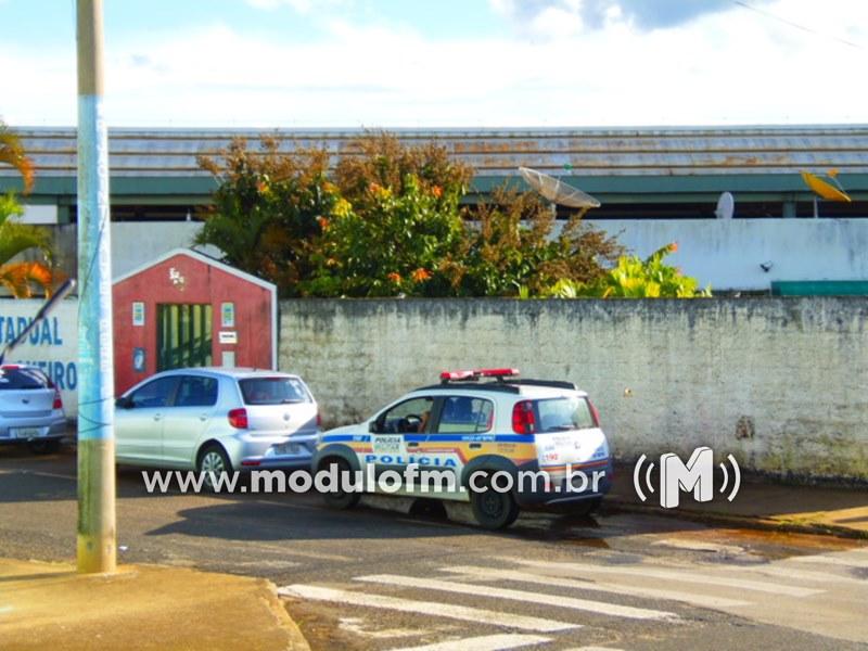 Aluno é agredido por adolescentes na saída da escola...