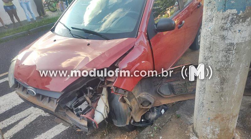 Imagem 2 do post Após colisão, veículo capota e idosa fica presa até ser resgatada pelos bombeiros