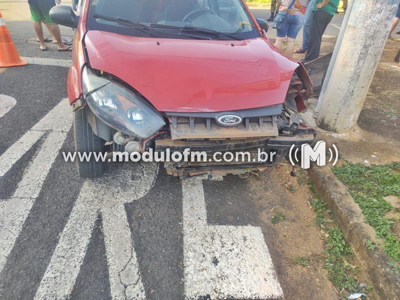Imagem 1 do post Após colisão, veículo capota e idosa fica presa até ser resgatada pelos bombeiros