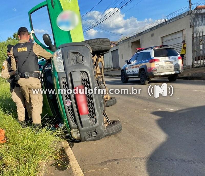 Após colisão, veículo capota e idosa fica presa até...