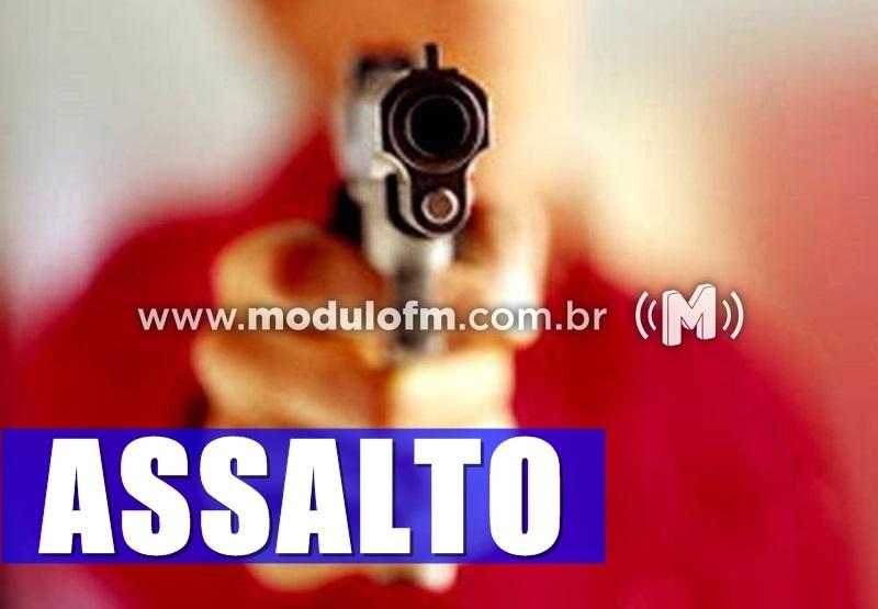 Bandidos se passam por entregadores, invadem residência e roubam...