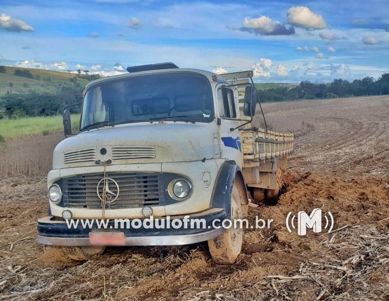 Caminhão atola e suspeito é preso pela PM acusado...