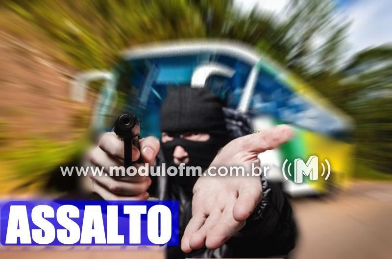Criminosos atiram durante assalto a ônibus na BR-365