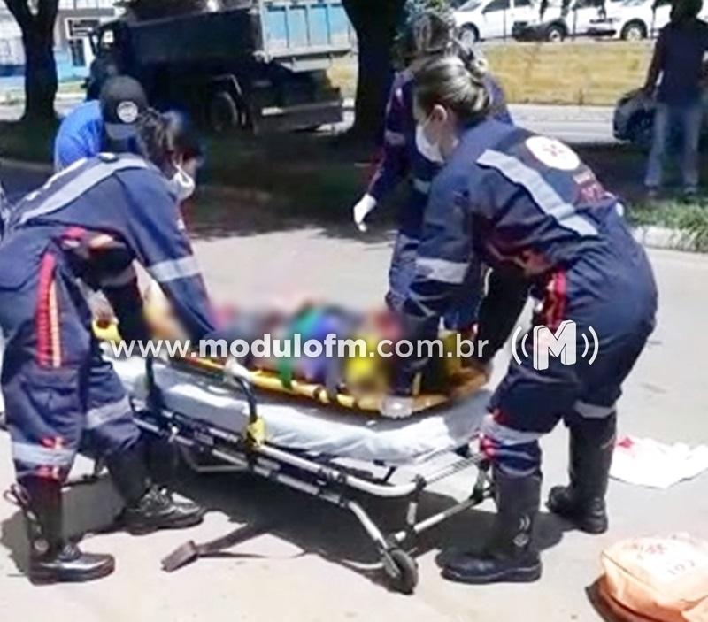 Homem cai de bicicleta e é socorrido com suspeita...
