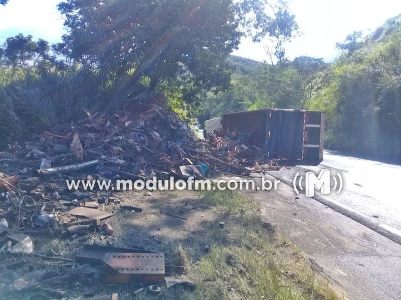 Imagem 3 do post Motorista fica ferido após carreta tombar na MG-187 em Patrocínio