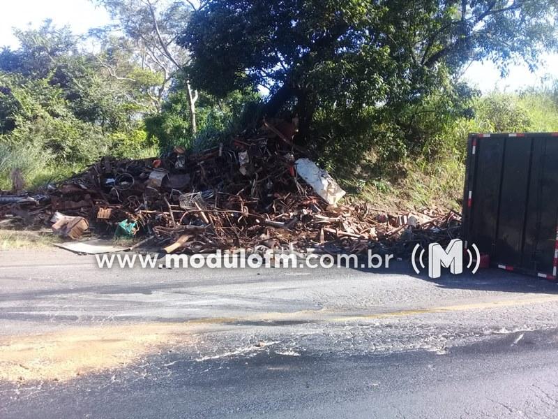 Imagem 1 do post Motorista fica ferido após carreta tombar na MG-187 em Patrocínio
