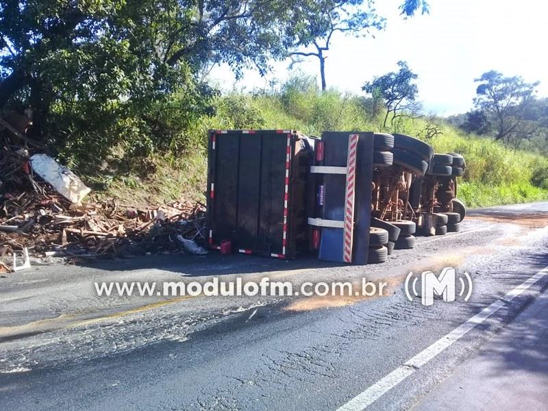 Imagem 2 do post Motorista fica ferido após carreta tombar na MG-187 em Patrocínio