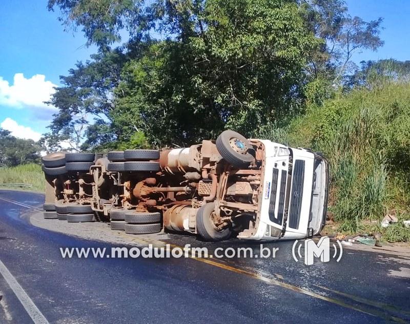 Motorista fica ferido após carreta tombar na MG-187 em Patrocínio