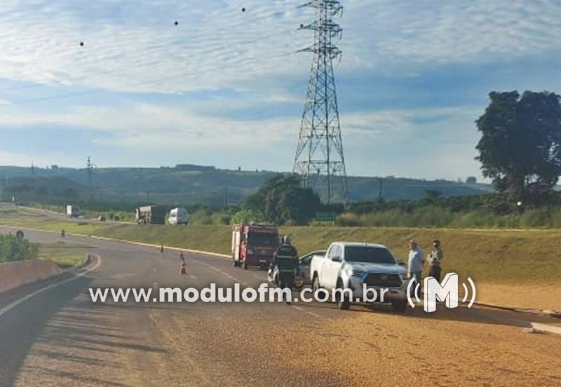 Imagem 2 do post Motorista fica ferido após carreta tombar no trevo de acesso à Mineradora na MG-230