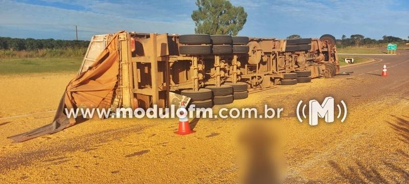 Imagem 1 do post Motorista fica ferido após carreta tombar no trevo de acesso à Mineradora na MG-230