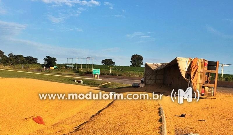Motorista fica ferido após carreta tombar no trevo de...