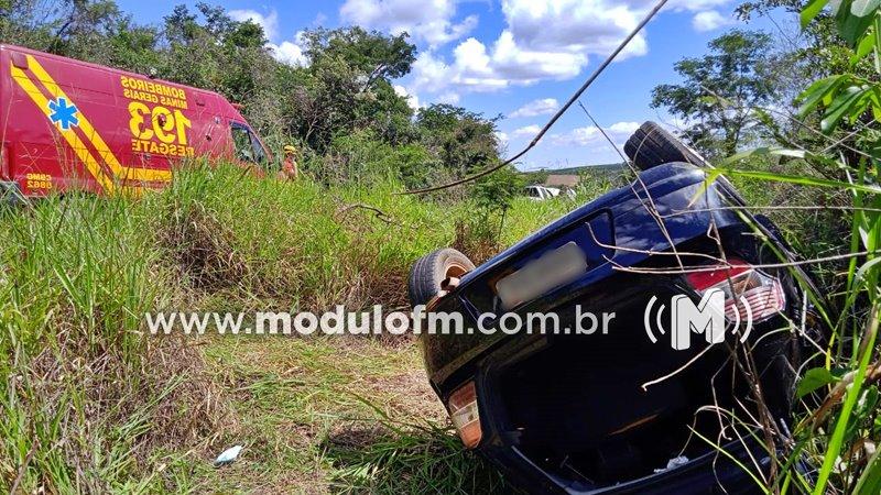 Motorista tenta desviar de veículo que estava na contramão, capota carro e três pessoas ficam feridas na MGC-462