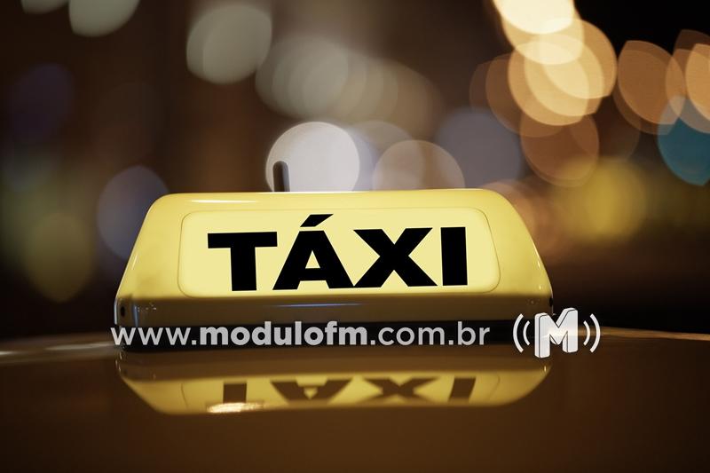 Taxista tem faca apontada para a cintura e carro...