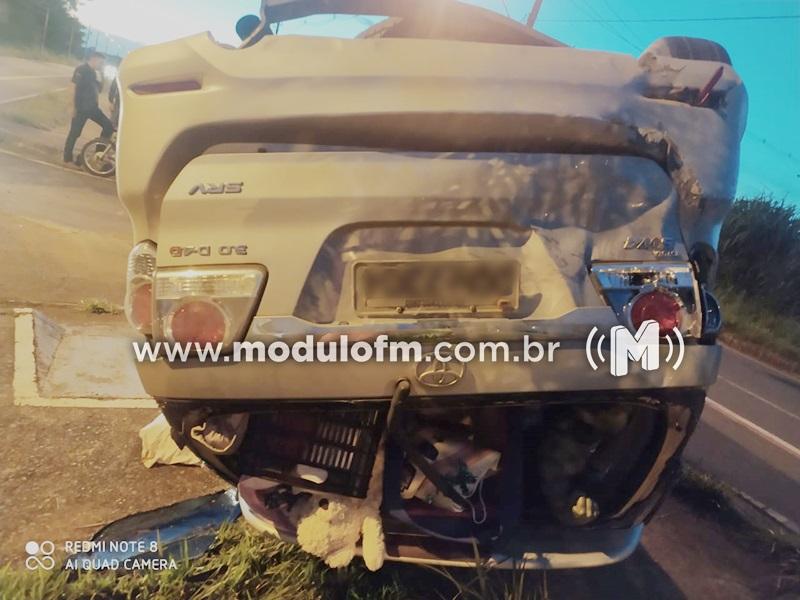 Imagem 1 do post Uma mulher e duas crianças ficam feridas após veículo colidir e capotar
