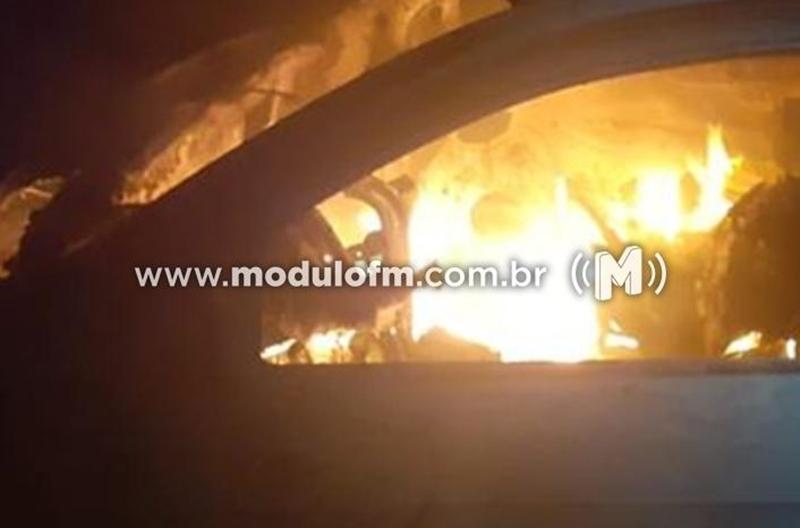 Veículo é encontrado queimado e sem motor em plantação...