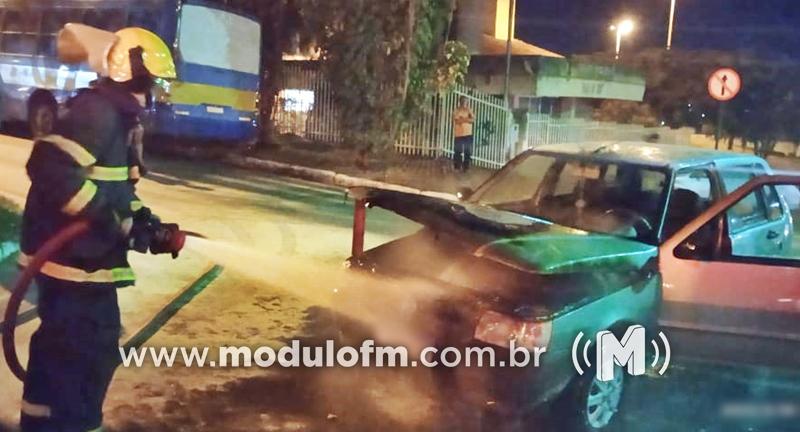 Veículo pega fogo em Patrocínio