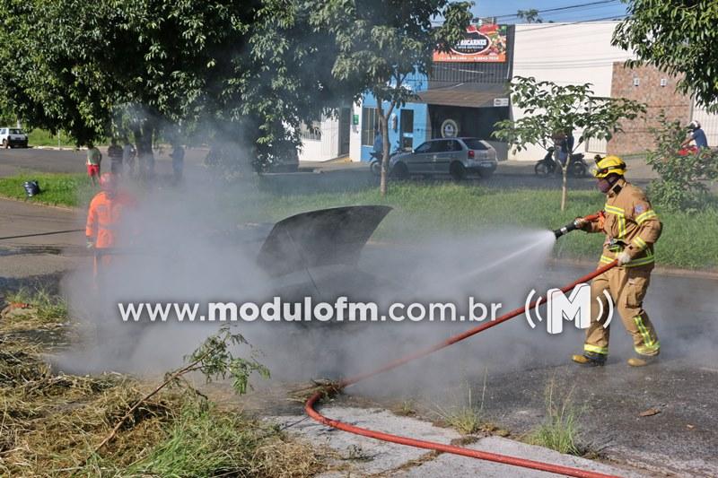 Imagem 8 do post Veja o vídeo: Carro fica destruído após pegar fogo em Patrocínio