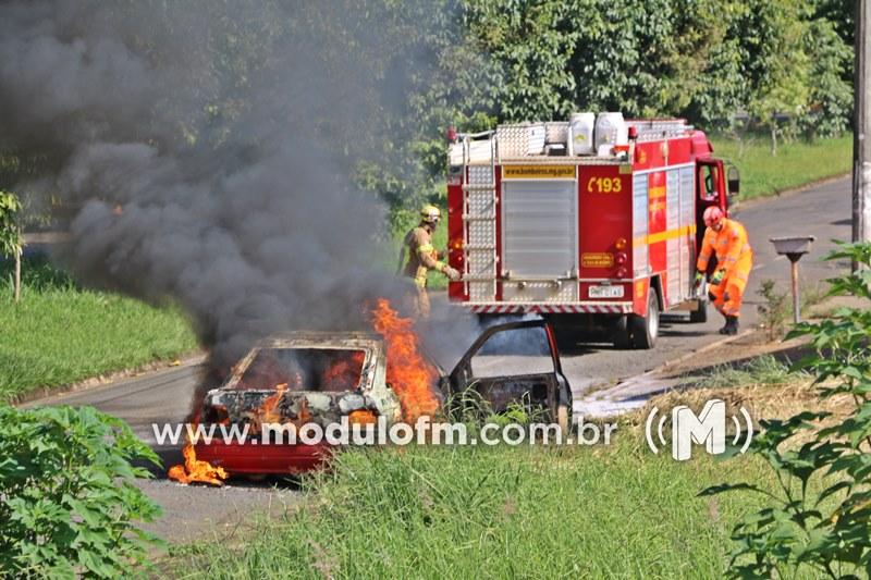 Veja o vídeo: Carro fica destruído após pegar fogo...