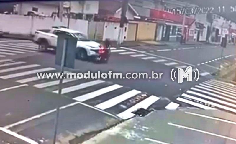 Veja o vídeo: Motorista não respeita a sinalização de...