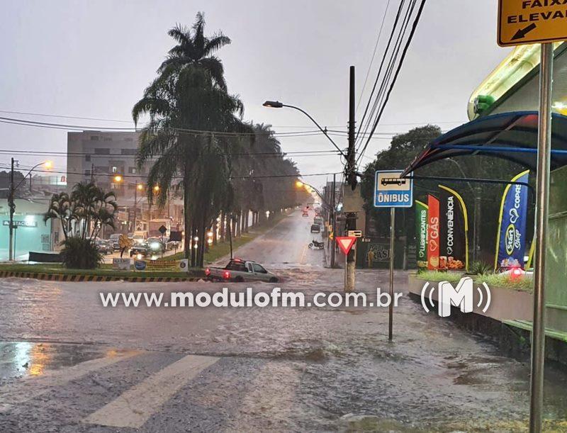 Veja o vídeo: Temporal alaga avenida e deixa pessoas...