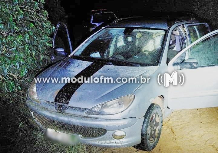 Imagem 1 do post Após ver a polícia, homem foge e abandona carro com sacos de milho