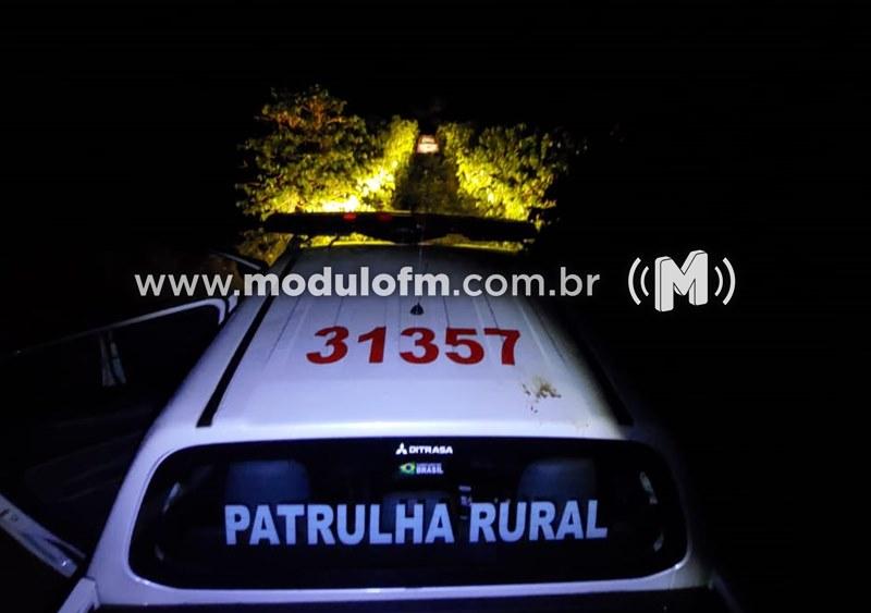 Após ver a polícia, homem foge e abandona carro...