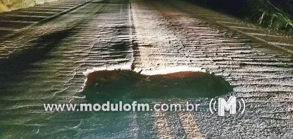 Buraco em pista causa acidente na BR-146 e três...