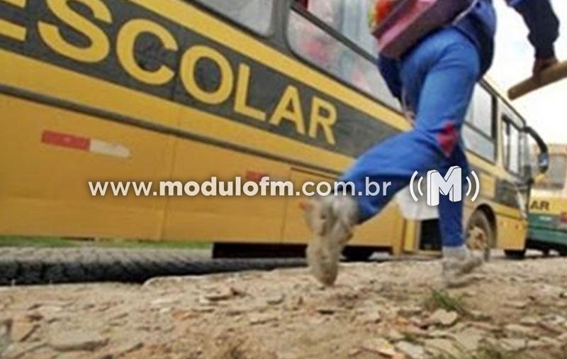 Criança é atropelada ao descer de ônibus escolar em...