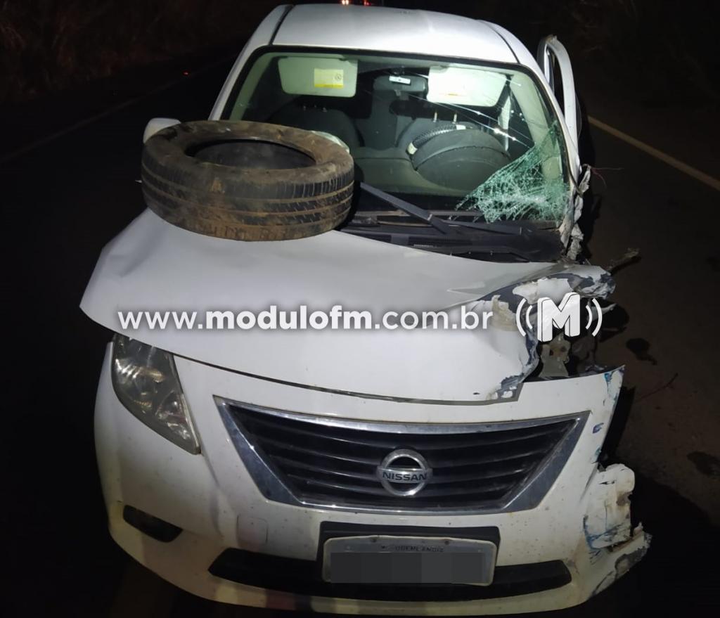 Imagem 1 do post Duas pessoas ficam feridas após colisão entre dois veículos na BR-365