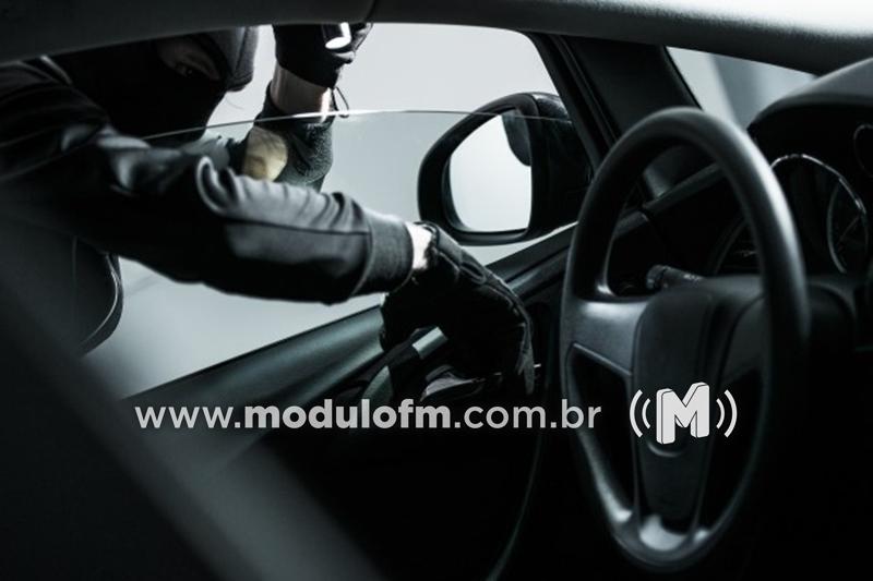 Homem deixa carro destrancado e cerca de R$ 2...