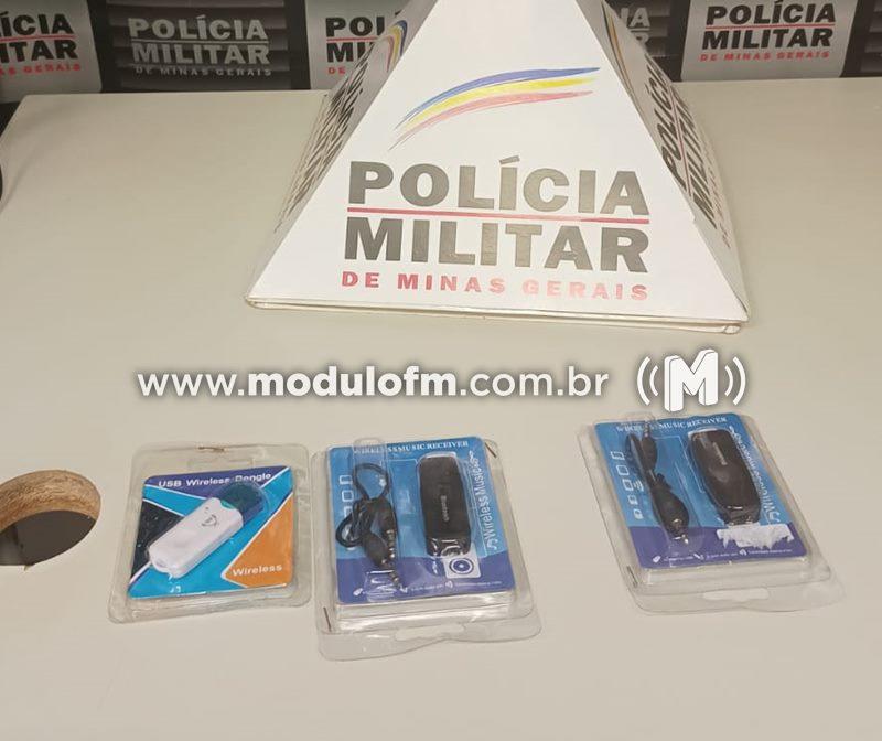 Jovem é preso após furto de pendrives de dentro...
