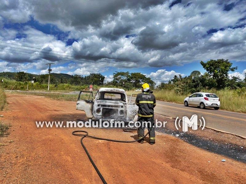 Kombi fica destruída após pegar fogo na MG-188