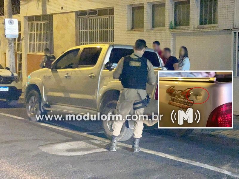 Motociclista atira contra veículo após ser “fechado” no trânsito...
