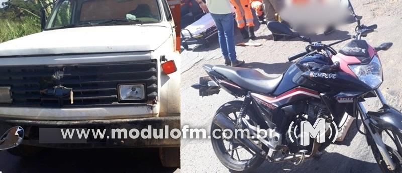 Motociclista inabilitado fica ferido em colisão com caminhão