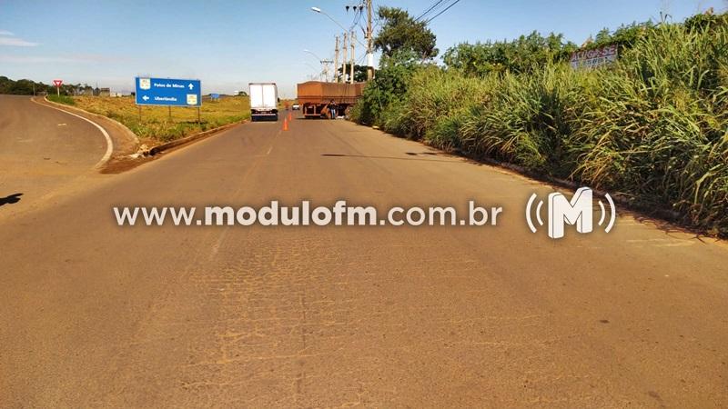Imagem 3 do post Motociclista morre após bater em carreta