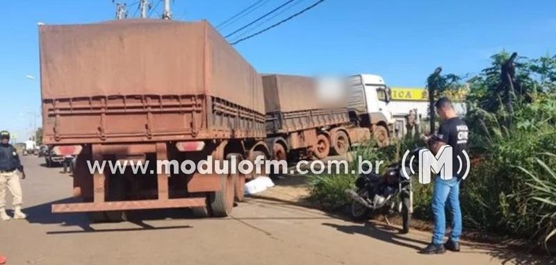 Motociclista morre após bater em carreta