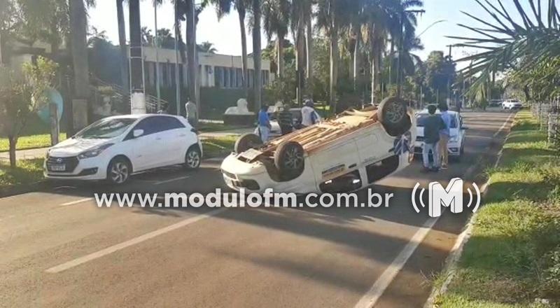 Imagem 2 do post Motorista passa mal, bate em carros estacionados e capota