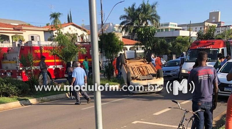 Imagem 1 do post Motorista passa mal, bate em carros estacionados e capota