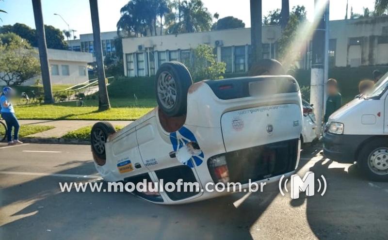 Motorista passa mal, bate em carros estacionados e capota