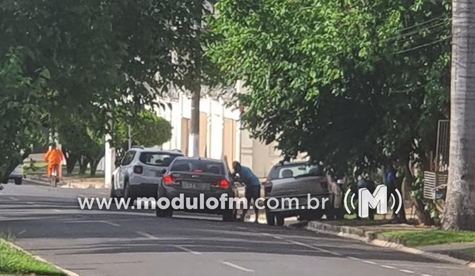Imagem 2 do post Mulher passa mal e bate carro em poste